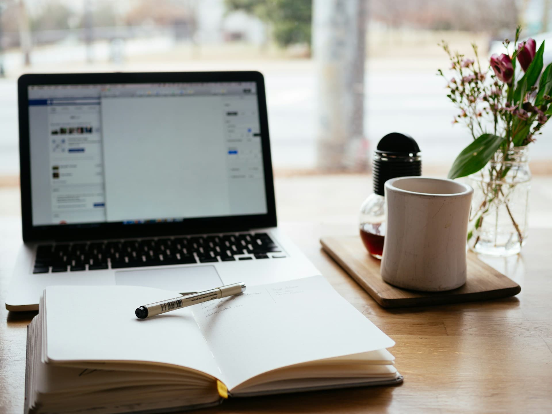 Learning with expert tutors